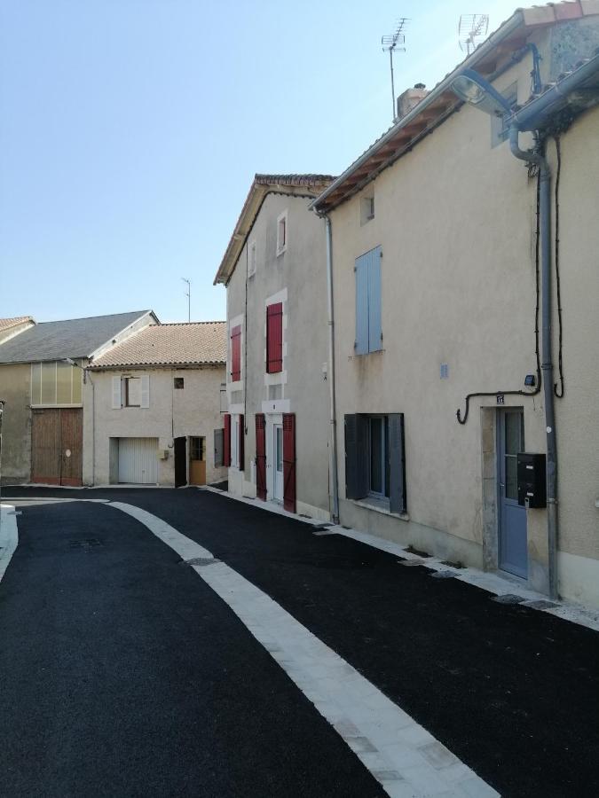 Le Refuge De La Sallee Gençay Exteriör bild